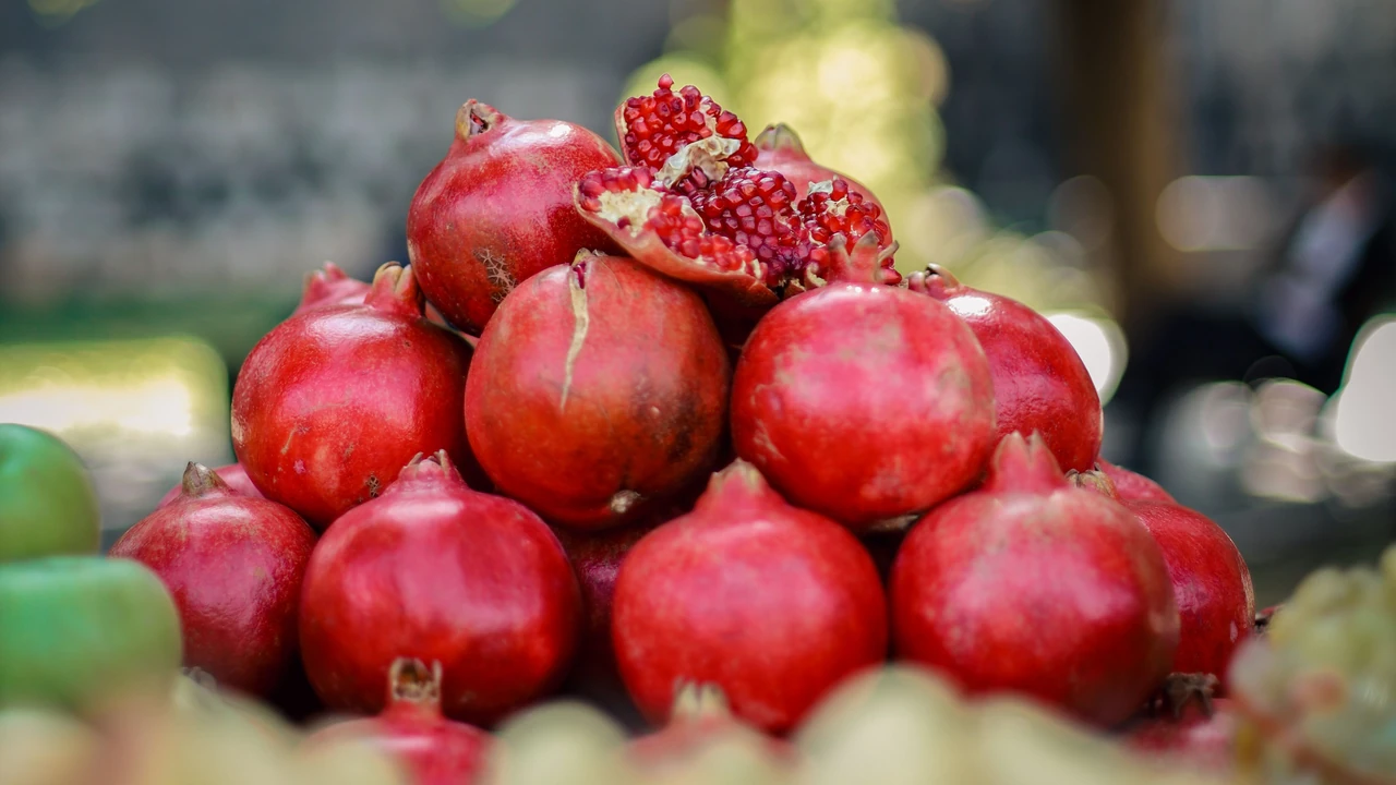 Antioxidant-rich pomegranate polyphenols and natural plant micronutrients for cellular protection