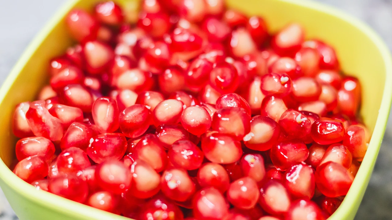 What Does 1 Cup of Pomegranate Give Your Body? Nutrition and Health Benefits