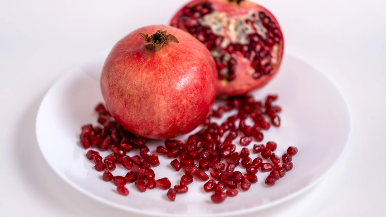 Fresh pomegranate arils rich in dietary fibre and essential micronutrients