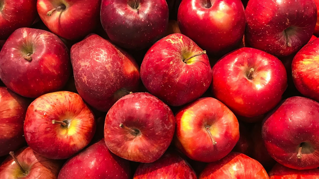 Fresh crisp whole red apples in rustic kitchen setting showcasing whole-fruit dietary fibre