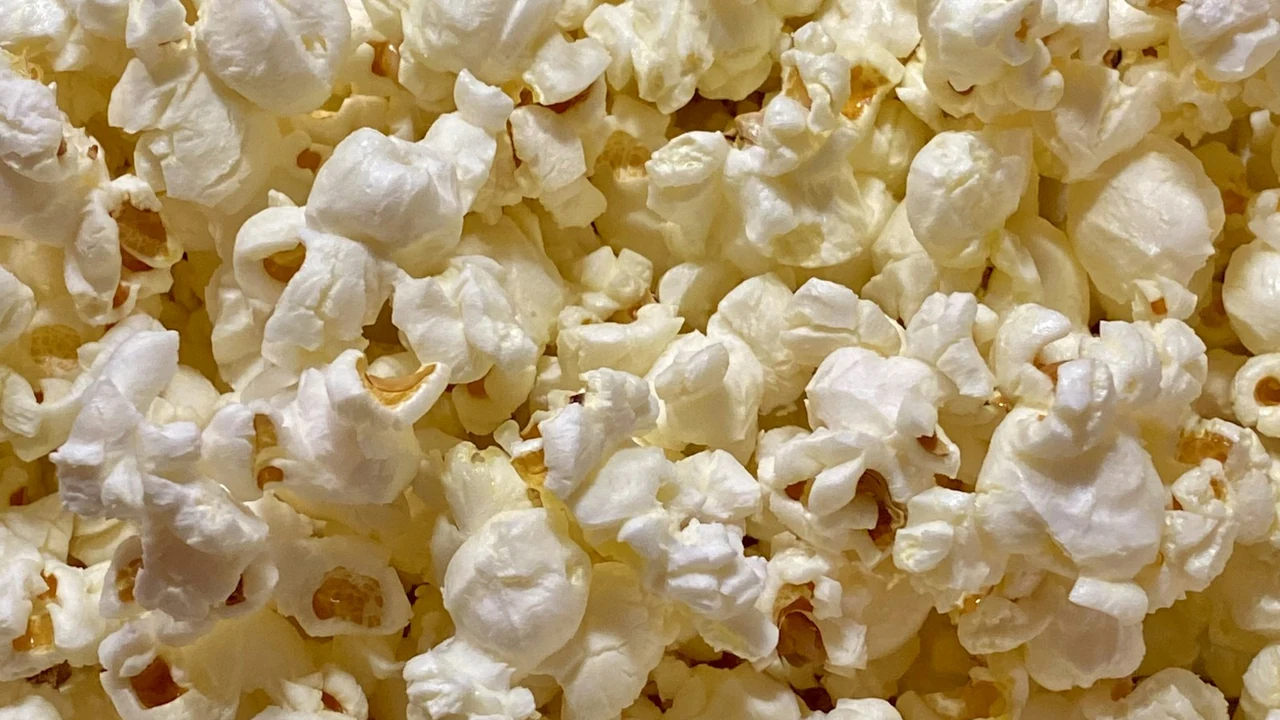 Fresh bowl of crunchy air-popped whole grain popcorn providing high-volume fibre with low calories