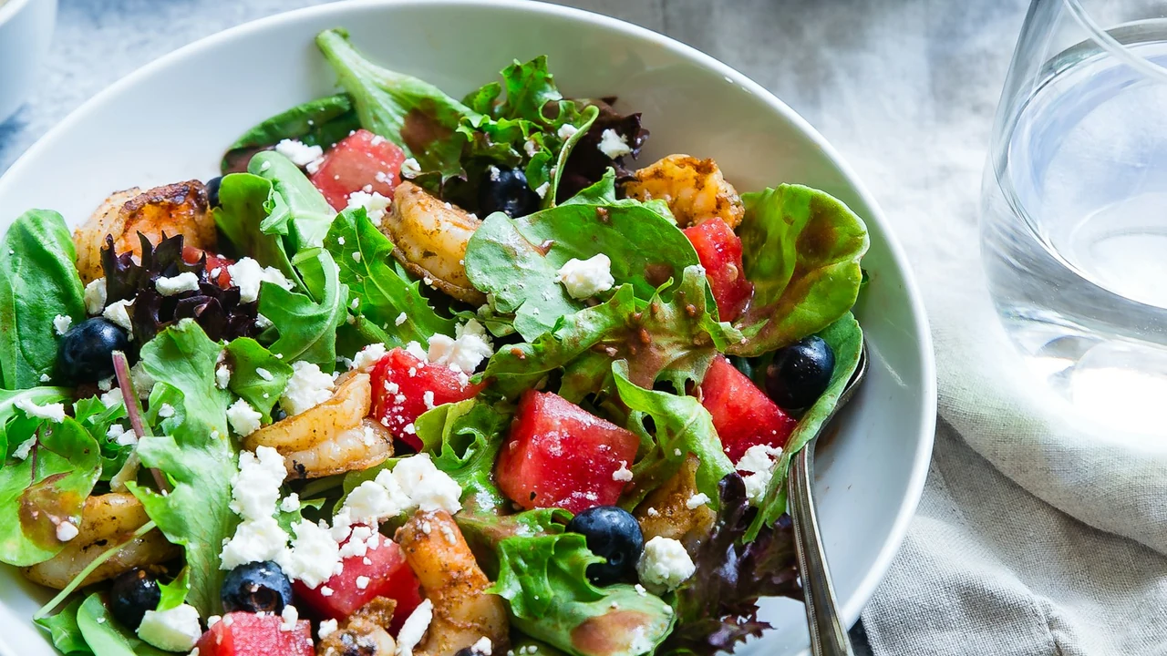 Creamy bowl of plain Greek yoghurt topped with wholesome fruit providing sustained satiety