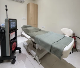 HydraFacial vortex extraction machine and ergonomic hydraulic procedure bed at Dermis 365
