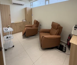 Ergonomic leather recliners for IV glutathione drip and wellness infusion therapies at Dermis 365